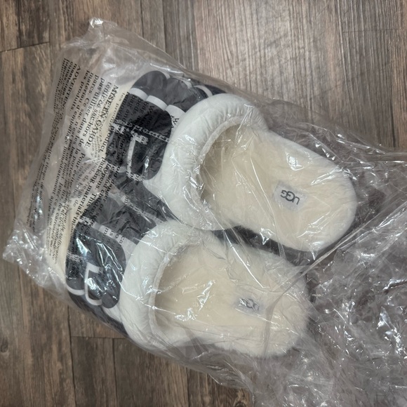 UGG Women's Monochrome Slide Slippers - Picture 4 of 5